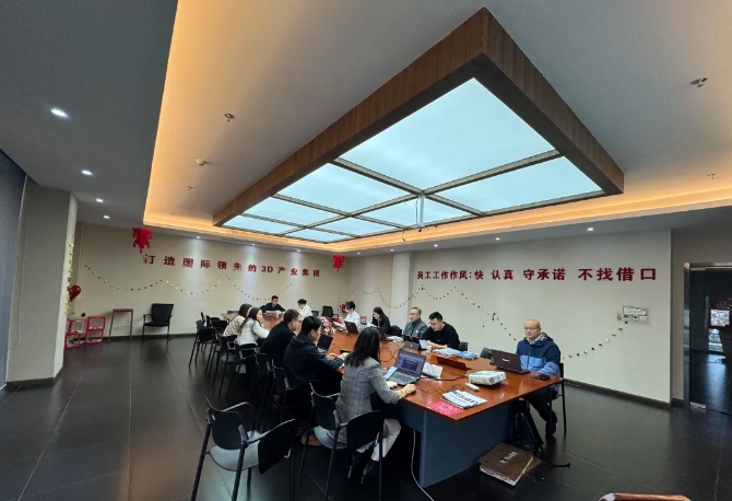 為深入貫徹中共中央、國務(wù)院印發(fā)的《國家標(biāo)準(zhǔn)化發(fā)展綱要》，落實(shí)加快數(shù)字化發(fā)展、建設(shè)數(shù)字中國的戰(zhàn)略部署，和《上海市全面推進(jìn)城市數(shù)字化轉(zhuǎn)型“十四五”規(guī)劃》，推進(jìn)上海城市數(shù)字化轉(zhuǎn)型標(biāo)準(zhǔn)化建設(shè)，數(shù)造科技積極響應(yīng)這一號召，成為上海市浦東新區(qū)第一批試點(diǎn)數(shù)字化改造企業(yè)之一，并順利通過驗收。  圖片  圖片  圖片  圖片  圖為上海市城市數(shù)字化轉(zhuǎn)型工作領(lǐng)導(dǎo)小組部分領(lǐng)導(dǎo)和南匯工業(yè)園區(qū)領(lǐng)導(dǎo)、上海數(shù)造領(lǐng)導(dǎo)班子成員參加數(shù)字化改造驗收答辯  圖片  參觀上海數(shù)造大廳的數(shù)字化制造“黑湖小工單”生產(chǎn)工序看板  數(shù)造科技自成立之初，創(chuàng)始人趙毅博士就以“數(shù)造”為企業(yè)命名，蘊(yùn)含數(shù)字化制造和變革的深遠(yuǎn)意義，與此時政府推進(jìn)聚焦制造業(yè)與數(shù)字化改造深度融合。未來，數(shù)造科技將不斷提升公司智能化、數(shù)字化、信息化改造力度，全面提升公司綜合管理和運(yùn)營水平，著力實(shí)現(xiàn)智能制造高質(zhì)量發(fā)展。